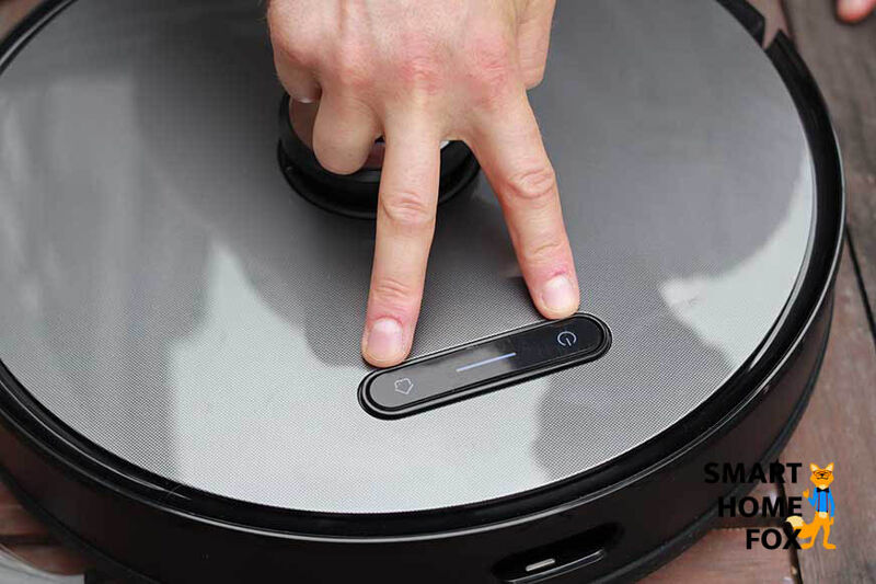 Die zwei Steuerungsknöpfe an der Oberseite des Proscenic M8 PRO Staubsaugerroboters werden in der Nahaufnahme gezeigt.